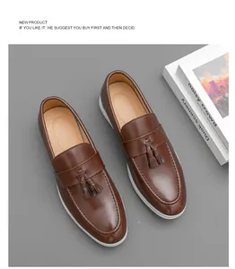 Vue détaillée de mocassins en cuir marron avec glands et semelles blanches élégantes.
