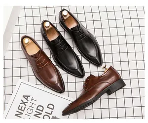 Detail der britischen Herren-Schnürschuhe aus Leder mit spitzer Kappe in Schwarz und Braun.
