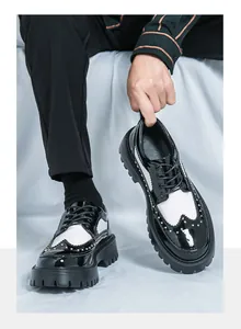 Nahaufnahme von schwarz-weißen Brogue-Schuhen mit dicker Profilsohle für Herren