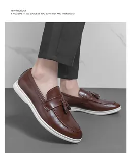 Vue détaillée de mocassins en cuir marron à glands avec semelles blanches contrastées