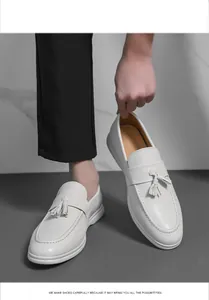 Vue détaillée de mocassins en cuir blanc à glands, montrant la texture et le savoir-faire.