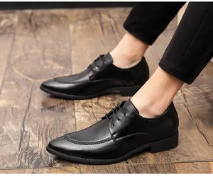 Detailansicht der schwarzen Business-Schnürschuhe für Herren mit elegantem, spitzem Zehendesign
