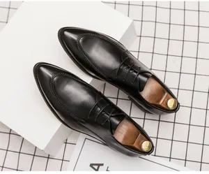 Draufsicht auf schwarze Leder-Spitzschuhe für Herren mit klassischem Schnürdesign