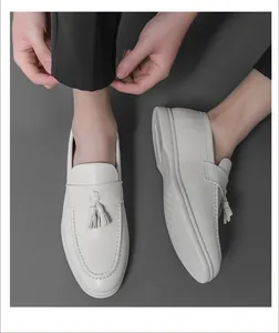 Vue détaillée des mocassins à glands blancs pour hommes au design élégant et épuré