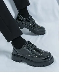 Detailaufnahme schwarzer Brogue-Schuhe aus Lackleder für Herren mit Plateausohle.