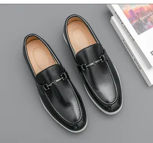 Vue en plongée de mocassins classiques en cuir noir avec boucle métallique élégante