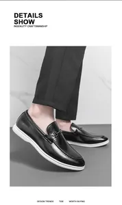 Vue détaillée de mocassins en cuir noir pour hommes avec semelle blanche et boucle