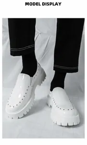 Detailansicht der weißen Plateau-Lederloafer für Herren mit goldenen Nietendetails