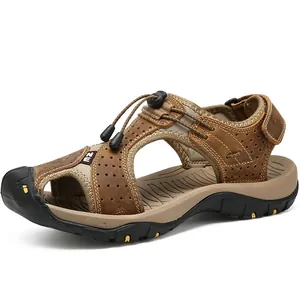 Sandali da uomo in pelle marrone a punta chiusa per spiaggia e outdoor.