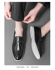 Vue de dessus de mocassins en cuir noir pour hommes avec boucle métallique élégante