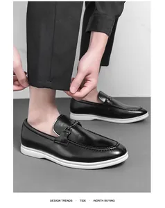 Mocassins élégants en cuir noir pour hommes avec une semelle blanche contrastée