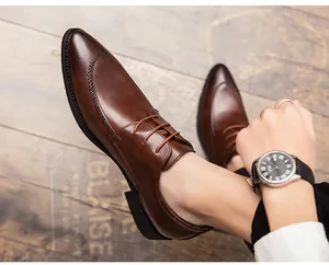 Detailaufnahme von eleganten braunen Herren-Lederschuhen mit Schnürung und spitzer Form