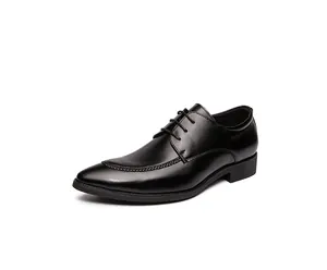 Detail klassischer schwarzer Herrenschuhe mit spitzer Kappe und Schnürung für Business