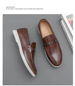 Vue de dessus de mocassins en cuir marron pour hommes avec détail métallique