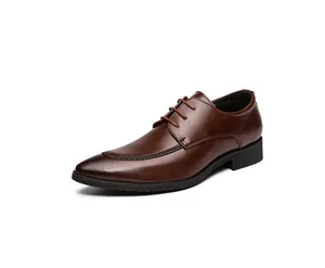 Elegante braune Herrenschuhe aus Leder mit spitzer Zehenpartie und klassischem Schnürdesign.