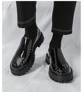 Detailansicht Herren Slipper aus schwarzem Lackleder mit Nieten und dicker Profilsohle