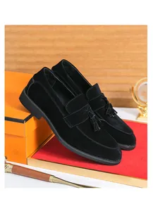 Elegante schwarze Wildleder-Loafer mit Quasten und klassischem britischem Slipper-Design.