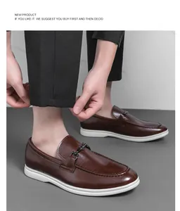 Gros plan de mocassins en cuir marron pour hommes avec une semelle blanche confortable.
