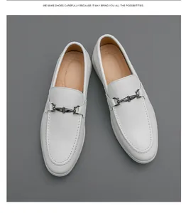 Vue détaillée d'élégants mocassins en cuir blanc pour hommes avec un ornement mors métallique