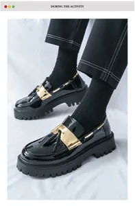 Detailansicht Herren-Loafer aus Lackleder in Schwarz mit goldener Schnalle und dicker Sohle