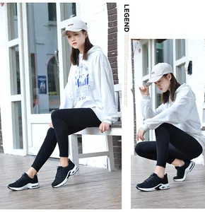 Vista dettagliata delle sneakers da donna in mesh nero traspirante con suola a cuscinetto