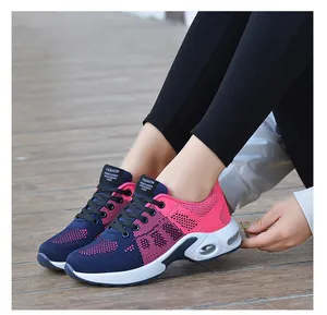 Vista dettagliata delle scarpe da corsa da donna in mesh traspirante blu e rosa