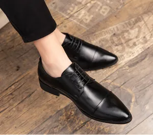 Nahaufnahme von eleganten schwarzen Herren-Business-Schnürschuhen mit spitzer Kappe.