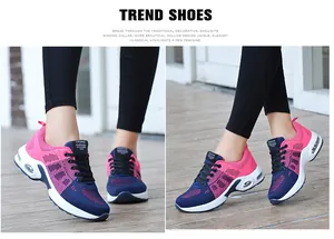 Viste di dettaglio di scarpe da corsa ammortizzate in mesh rosa e blu scuro da donna.