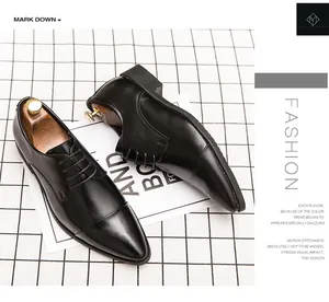 Detailaufnahme eleganter schwarzer Leder-Business-Schuhe mit spitzer Kappe und Schnürung