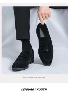 Nahaufnahme von schwarzen Wildleder-Loafers mit Quasten in stilvollem britischem Design