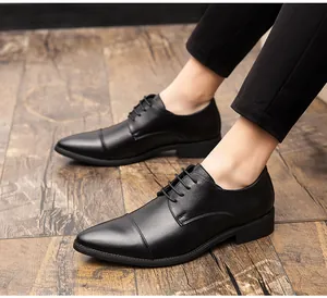 Seitenansicht eleganter schwarzer Business-Schnürschuhe aus Leder für Herren auf Holzfußboden.