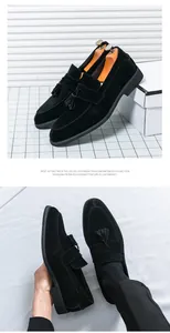 Detailansichten klassischer schwarzer Wildleder-Loafer mit Quasten und EVA-Sohle