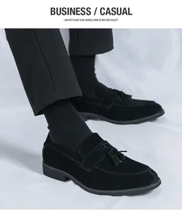 Detaillierte Seitenansicht hochwertiger schwarzer Wildleder-Tassel-Loafer für Herren.
