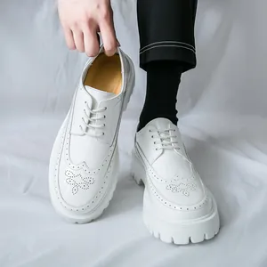 Elegante weiße Herren-Brogue-Schuhe aus echtem Leder mit Plateausohle und Zierschnitzerei.