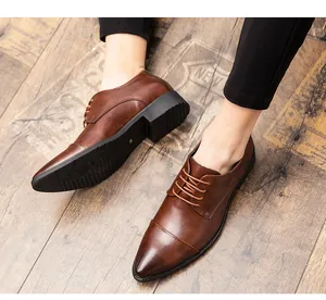 Detailansicht der braunen, spitz zulaufenden Schnürschuhe für Herren