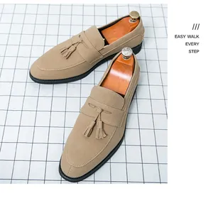 Beigefarbene Herren-Wildleder-Loafer mit Quasten und bequemem Slip-on-Design für Alltag