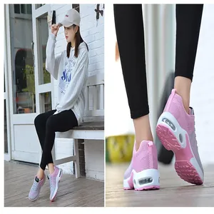 Primo piano di scarpe rosa traspiranti in fly-knit con suola ammortizzata ad aria.