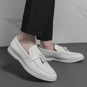 Mocassins à enfiler blancs pour hommes avec glands et texture cuir
