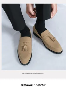 Detail der khakifarbenen Wildleder-Loafer für Herren mit eleganten Quasten und Design