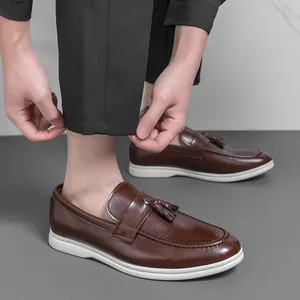 Mocassins à glands en cuir marron pour hommes avec semelle blanche en caoutchouc