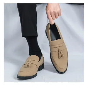 Herren Slipper aus Wildleder mit Quasten in Khaki, detaillierte Ansicht der Textur.