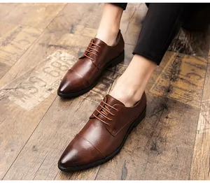 Nahaufnahme der braunen, spitzen Herren-Business-Schuhe mit klassischem Schnür-Design.
