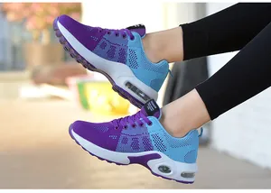 Primo piano di scarpe da corsa in maglia traspirante viola e blu con ammortizzazione