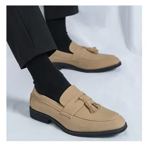 Detailansicht von khakifarbenen Wildleder-Loafers für Herren mit Quastenverzierung.