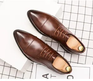Detailansicht eleganter brauner Business-Lederschuhe mit hölzernen Schuhspannern