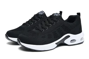 Vista dettagliata delle sneakers in mesh traspirante nero con suola ammortizzata bianca.