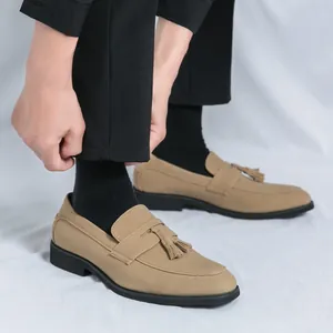 Britische Herren-Slipper aus beigem Wildleder mit klassischen Quasten zum Hineinschlüpfen.