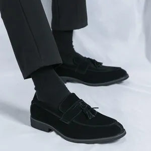 Klassische schwarze Wildleder-Loafer mit Quasten für Herren im eleganten britischen Stil