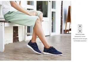 Vue détaillée de chaussures brogues en tricot bleu marine pour hommes en extérieur.
