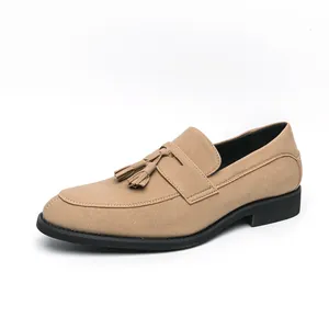 Elegante Slipper für Herren aus hellbraunem Wildleder mit dekorativen Quasten